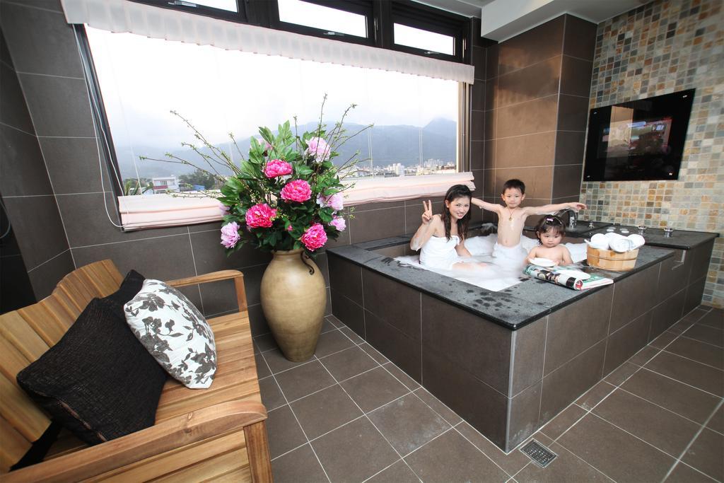 Spring Fountain Hotel Джиаоси Екстериор снимка